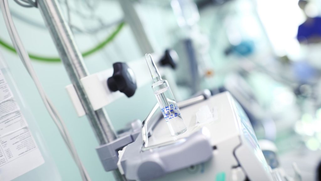 Foto van ziekenhuis kamer, met focus op medicijn