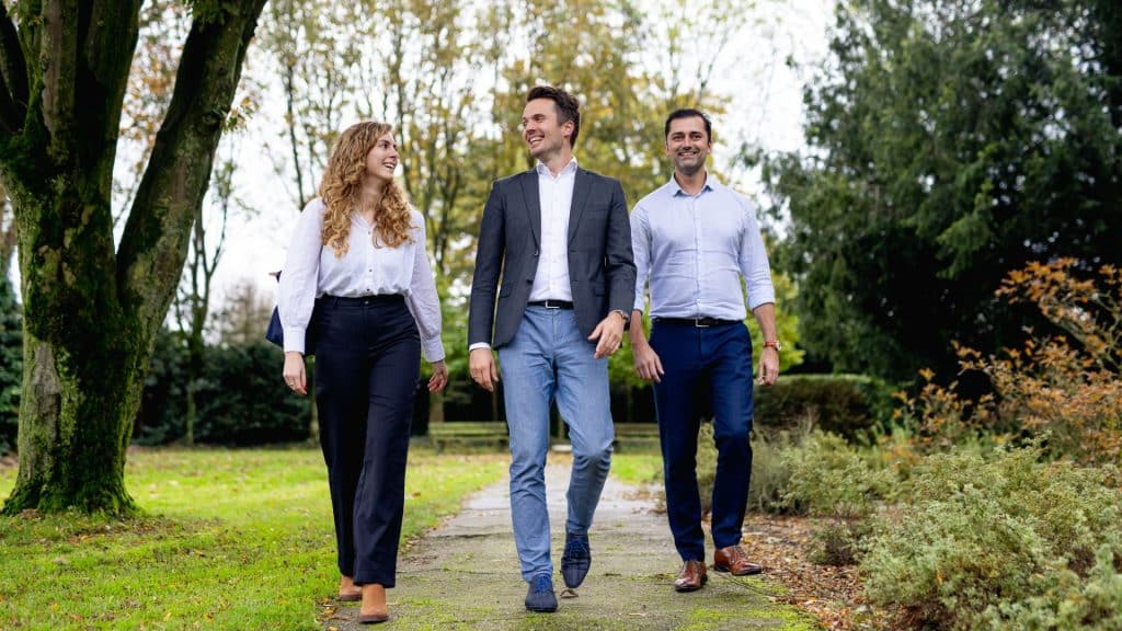 Consultants van p5com die buiten wandelen