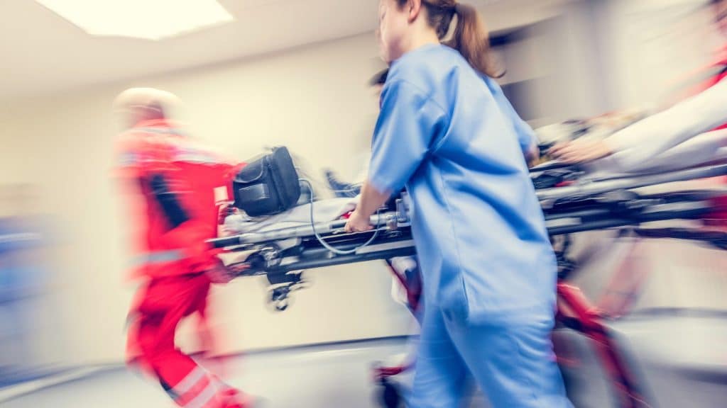 Foto van patient die naar seh wordt gebracht op een ziekenhuis bed